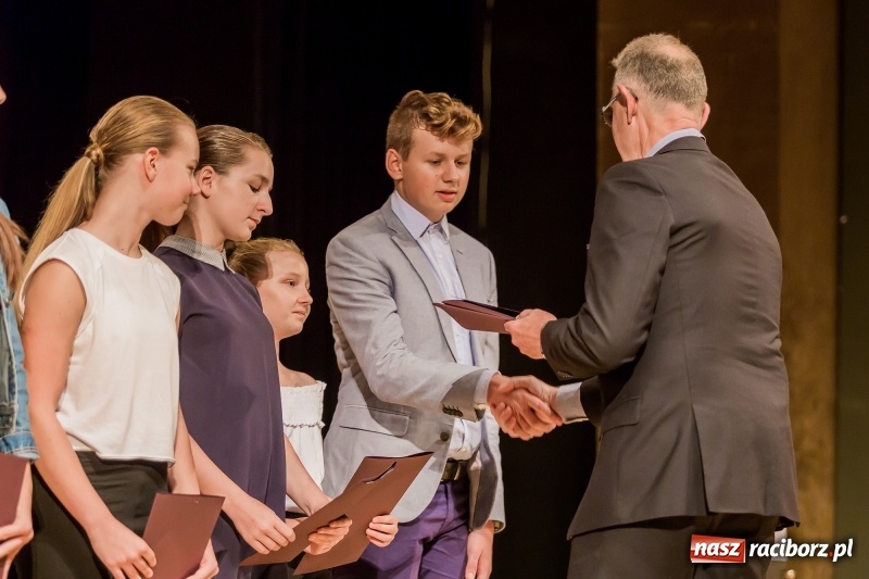 Zdjęcie w galerii na portalu naszraciborz.pl: Stypendia dla najlepszych uczniów raciborskich szkół rozdane  wiadomości z regionu