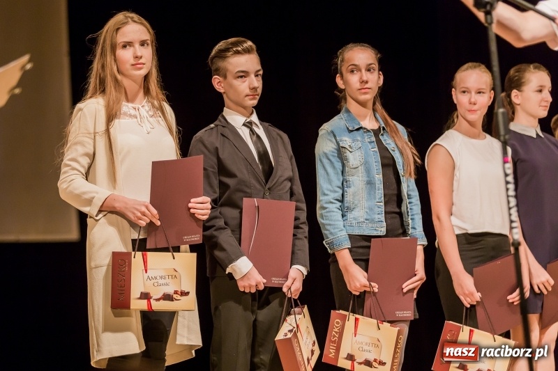 Zdjęcie w galerii na portalu naszraciborz.pl: Stypendia dla najlepszych uczniów raciborskich szkół rozdane  wiadomości z regionu