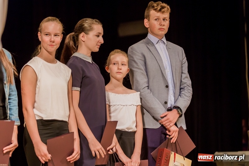 Zdjęcie w galerii na portalu naszraciborz.pl: Stypendia dla najlepszych uczniów raciborskich szkół rozdane  wiadomości z regionu