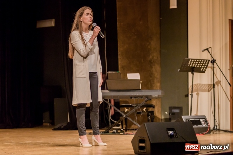 Zdjęcie w galerii na portalu naszraciborz.pl: Stypendia dla najlepszych uczniów raciborskich szkół rozdane  wiadomości z regionu