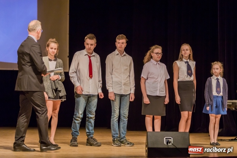 Zdjęcie w galerii na portalu naszraciborz.pl: Stypendia dla najlepszych uczniów raciborskich szkół rozdane  wiadomości z regionu