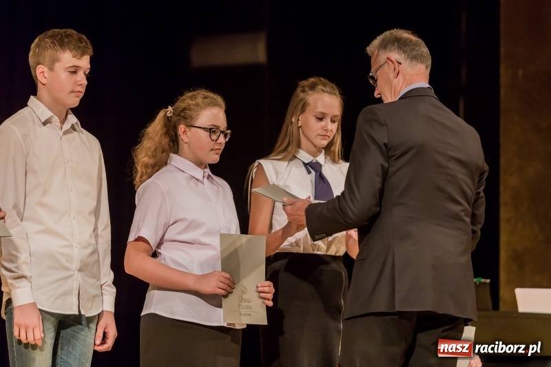 Zdjęcie w galerii na portalu naszraciborz.pl: Stypendia dla najlepszych uczniów raciborskich szkół rozdane  wiadomości z regionu