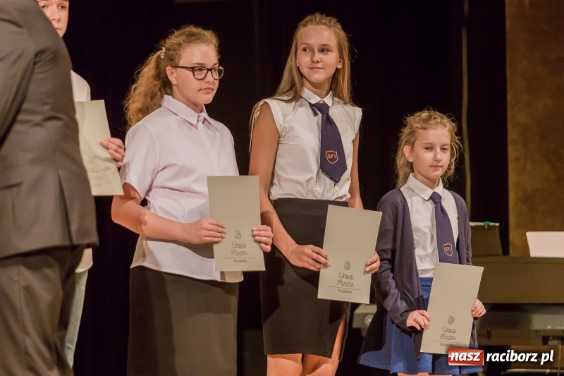 Zdjęcie w galerii na portalu naszraciborz.pl: Stypendia dla najlepszych uczniów raciborskich szkół rozdane  wiadomości z regionu