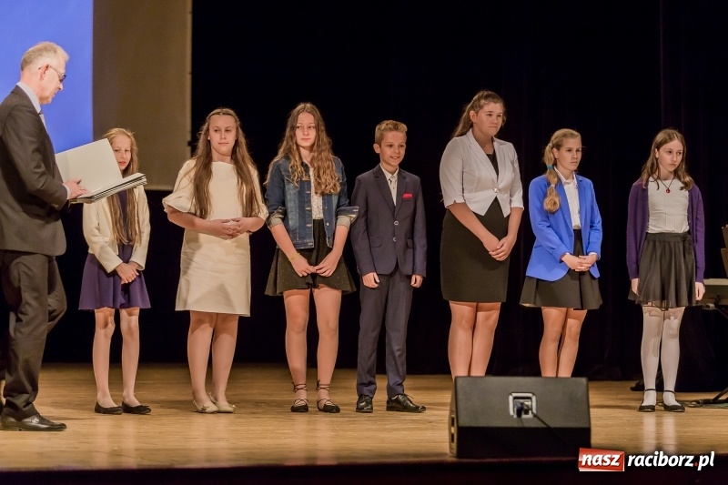 Zdjęcie w galerii na portalu naszraciborz.pl: Stypendia dla najlepszych uczniów raciborskich szkół rozdane  wiadomości z regionu
