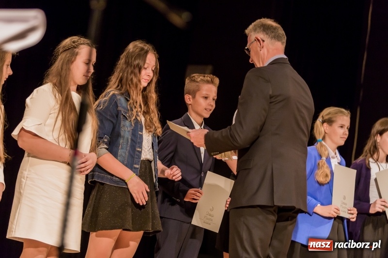 Zdjęcie w galerii na portalu naszraciborz.pl: Stypendia dla najlepszych uczniów raciborskich szkół rozdane  wiadomości z regionu