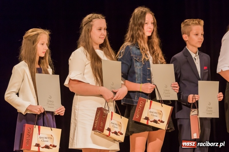 Zdjęcie w galerii na portalu naszraciborz.pl: Stypendia dla najlepszych uczniów raciborskich szkół rozdane  wiadomości z regionu