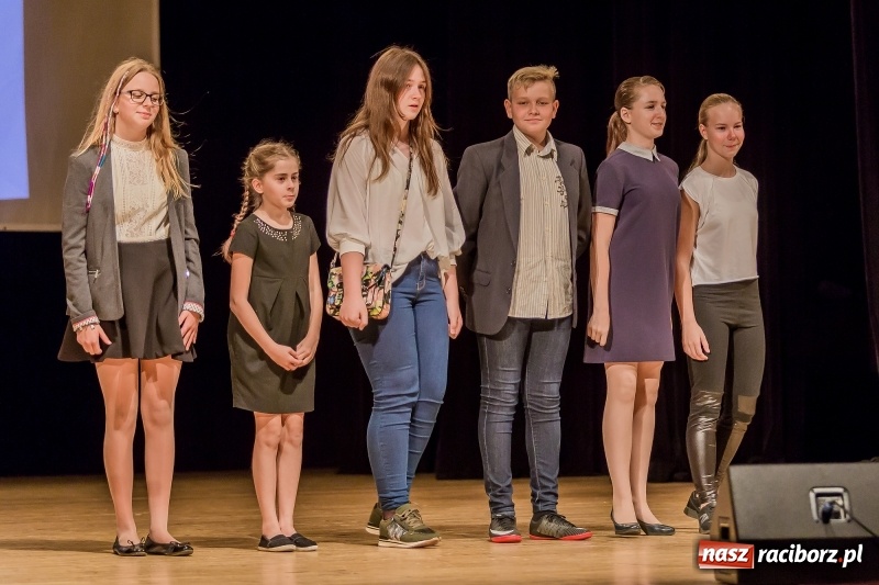 Zdjęcie w galerii na portalu naszraciborz.pl: Stypendia dla najlepszych uczniów raciborskich szkół rozdane  wiadomości z regionu