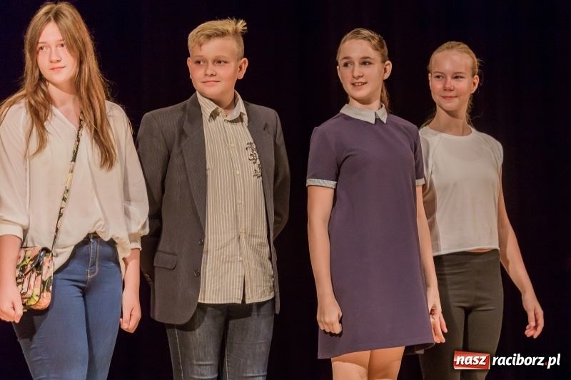 Zdjęcie w galerii na portalu naszraciborz.pl: Stypendia dla najlepszych uczniów raciborskich szkół rozdane  wiadomości z regionu