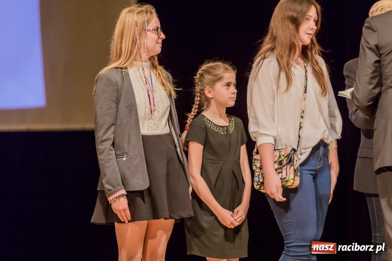 Zdjęcie w galerii na portalu naszraciborz.pl: Stypendia dla najlepszych uczniów raciborskich szkół rozdane  wiadomości z regionu