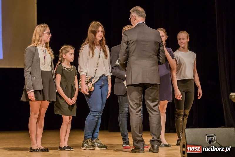 Zdjęcie w galerii na portalu naszraciborz.pl: Stypendia dla najlepszych uczniów raciborskich szkół rozdane  wiadomości z regionu