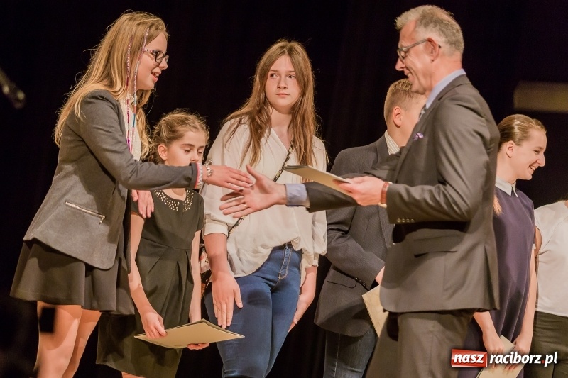 Zdjęcie w galerii na portalu naszraciborz.pl: Stypendia dla najlepszych uczniów raciborskich szkół rozdane  wiadomości z regionu