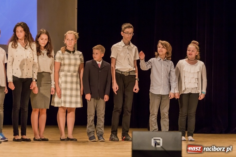 Zdjęcie w galerii na portalu naszraciborz.pl: Stypendia dla najlepszych uczniów raciborskich szkół rozdane  wiadomości z regionu