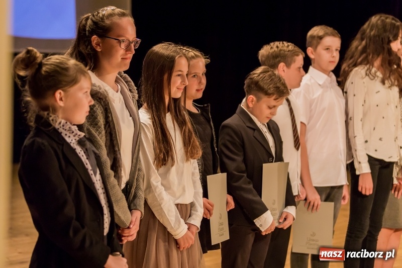 Zdjęcie w galerii na portalu naszraciborz.pl: Stypendia dla najlepszych uczniów raciborskich szkół rozdane  wiadomości z regionu