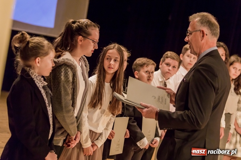 Zdjęcie w galerii na portalu naszraciborz.pl: Stypendia dla najlepszych uczniów raciborskich szkół rozdane  wiadomości z regionu