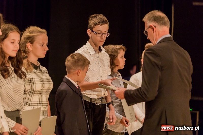 Zdjęcie w galerii na portalu naszraciborz.pl: Stypendia dla najlepszych uczniów raciborskich szkół rozdane  wiadomości z regionu