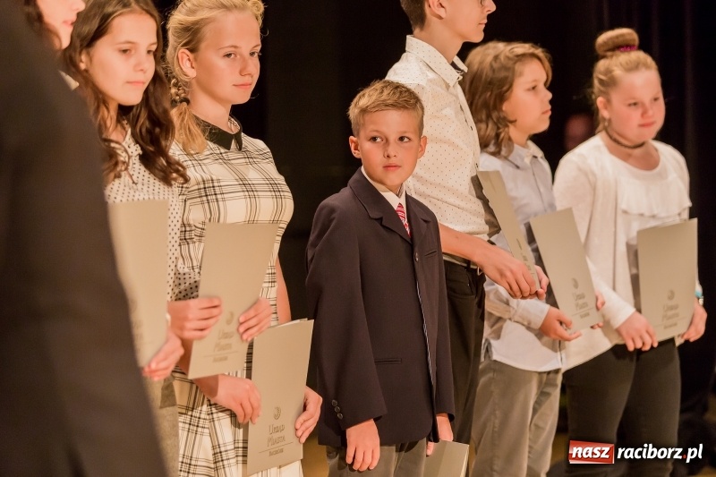 Zdjęcie w galerii na portalu naszraciborz.pl: Stypendia dla najlepszych uczniów raciborskich szkół rozdane  wiadomości z regionu