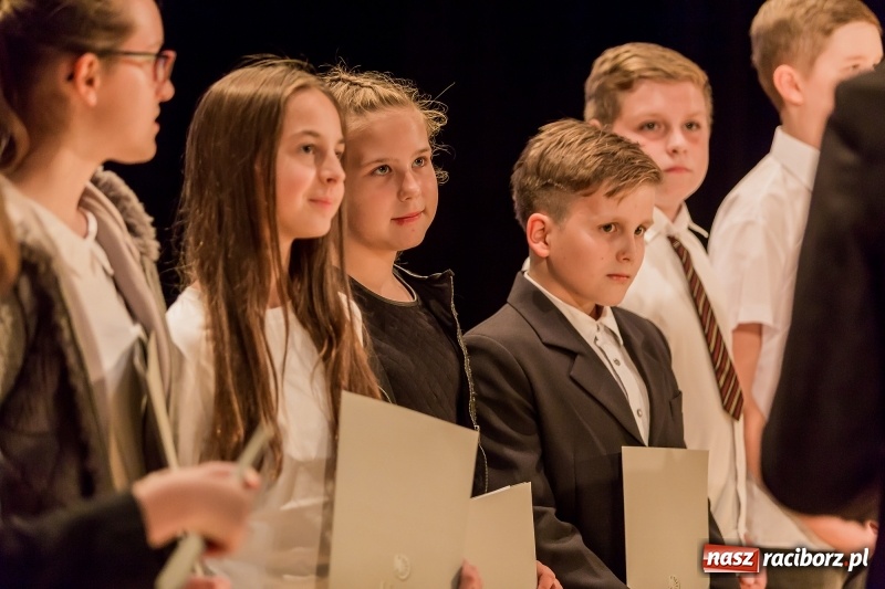 Zdjęcie w galerii na portalu naszraciborz.pl: Stypendia dla najlepszych uczniów raciborskich szkół rozdane  wiadomości z regionu