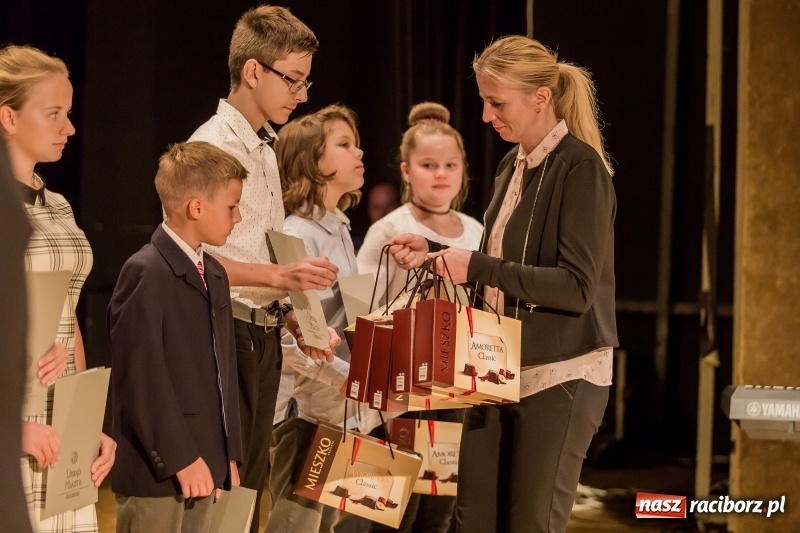 Zdjęcie w galerii na portalu naszraciborz.pl: Stypendia dla najlepszych uczniów raciborskich szkół rozdane  wiadomości z regionu