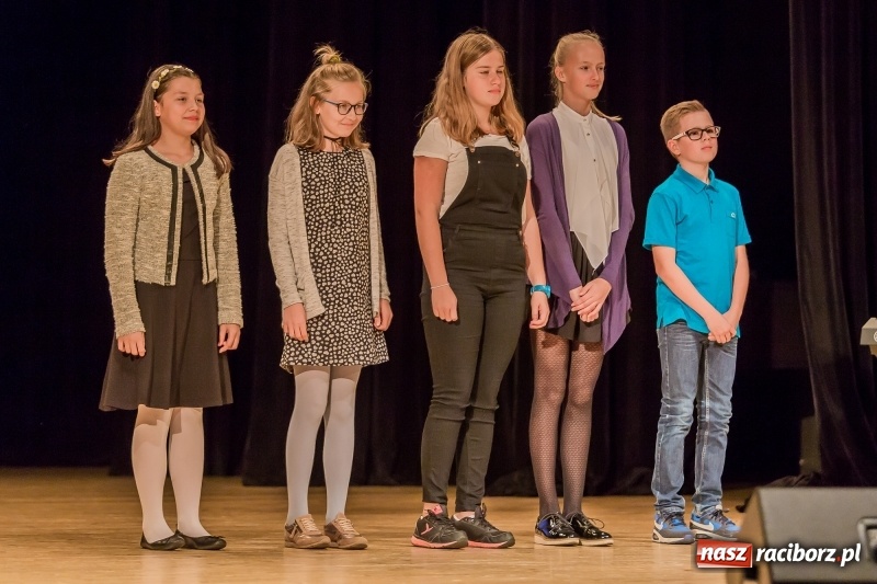 Zdjęcie w galerii na portalu naszraciborz.pl: Stypendia dla najlepszych uczniów raciborskich szkół rozdane  wiadomości z regionu