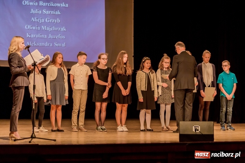 Zdjęcie w galerii na portalu naszraciborz.pl: Stypendia dla najlepszych uczniów raciborskich szkół rozdane  wiadomości z regionu