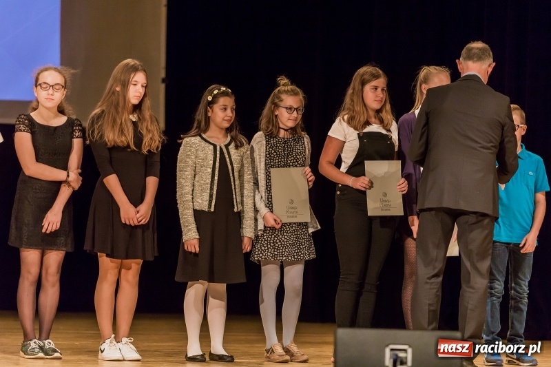 Zdjęcie w galerii na portalu naszraciborz.pl: Stypendia dla najlepszych uczniów raciborskich szkół rozdane  wiadomości z regionu