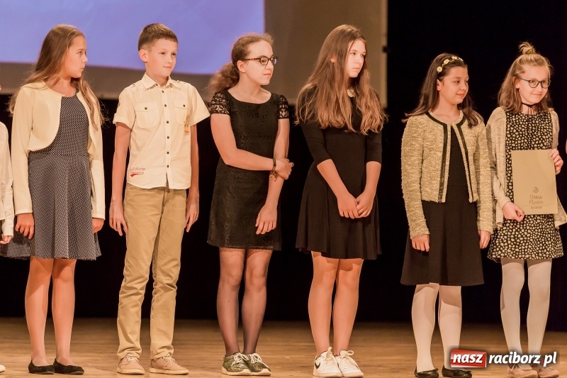 Zdjęcie w galerii na portalu naszraciborz.pl: Stypendia dla najlepszych uczniów raciborskich szkół rozdane  wiadomości z regionu