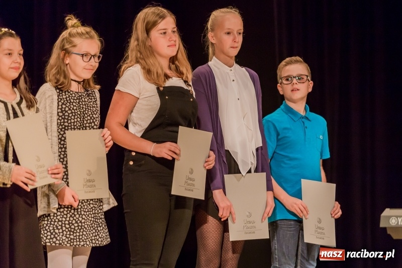 Zdjęcie w galerii na portalu naszraciborz.pl: Stypendia dla najlepszych uczniów raciborskich szkół rozdane  wiadomości z regionu