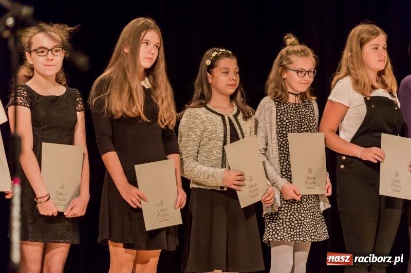 Zdjęcie w galerii na portalu naszraciborz.pl: Stypendia dla najlepszych uczniów raciborskich szkół rozdane  wiadomości z regionu