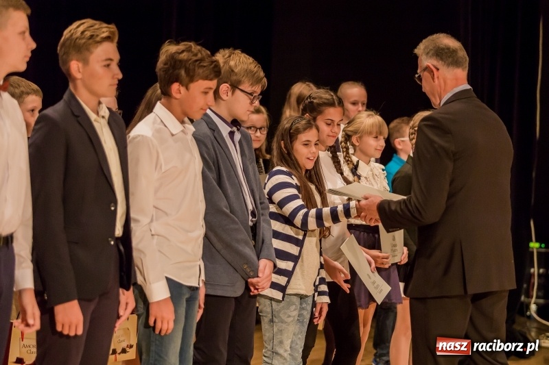 Zdjęcie w galerii na portalu naszraciborz.pl: Stypendia dla najlepszych uczniów raciborskich szkół rozdane  wiadomości z regionu