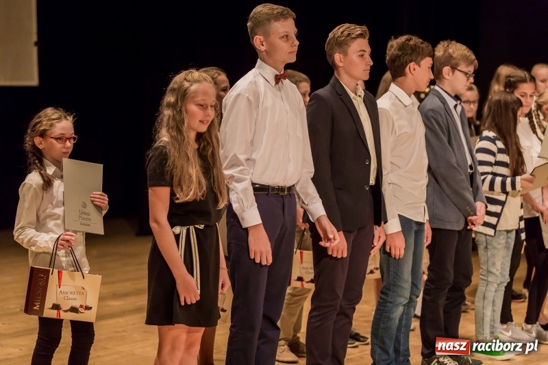 Zdjęcie w galerii na portalu naszraciborz.pl: Stypendia dla najlepszych uczniów raciborskich szkół rozdane  wiadomości z regionu