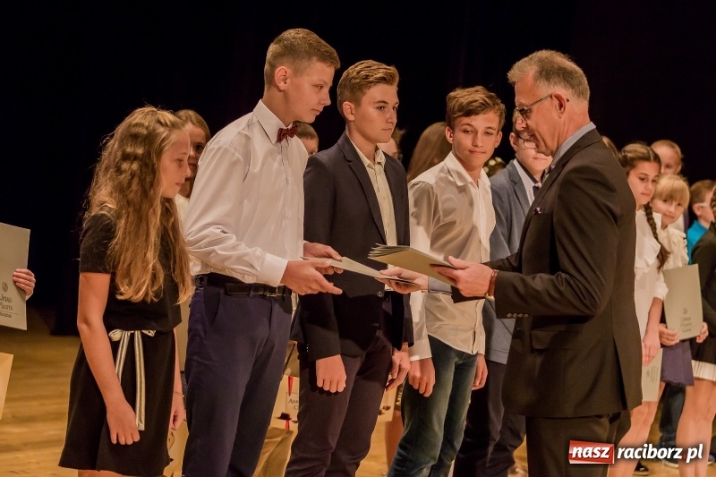 Zdjęcie w galerii na portalu naszraciborz.pl: Stypendia dla najlepszych uczniów raciborskich szkół rozdane  wiadomości z regionu