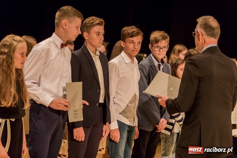 Zdjęcie w galerii na portalu naszraciborz.pl: Stypendia dla najlepszych uczniów raciborskich szkół rozdane  wiadomości z regionu