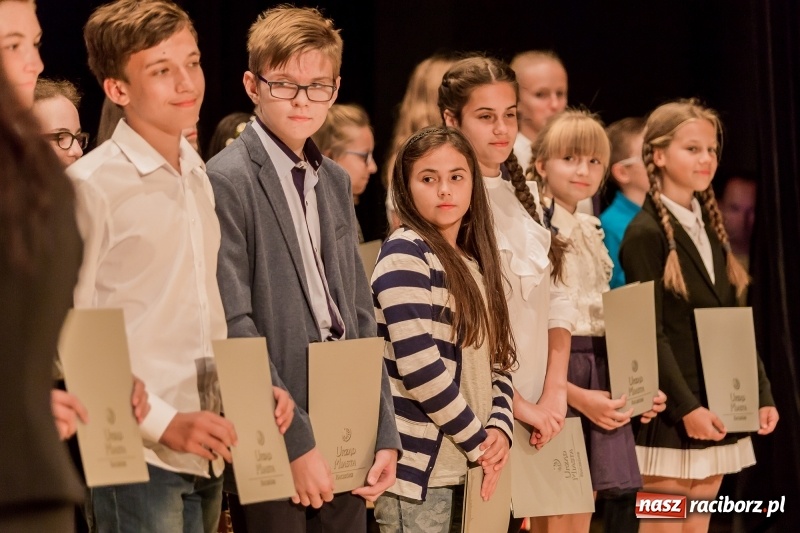 Zdjęcie w galerii na portalu naszraciborz.pl: Stypendia dla najlepszych uczniów raciborskich szkół rozdane  wiadomości z regionu