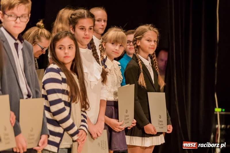 Zdjęcie w galerii na portalu naszraciborz.pl: Stypendia dla najlepszych uczniów raciborskich szkół rozdane  wiadomości z regionu