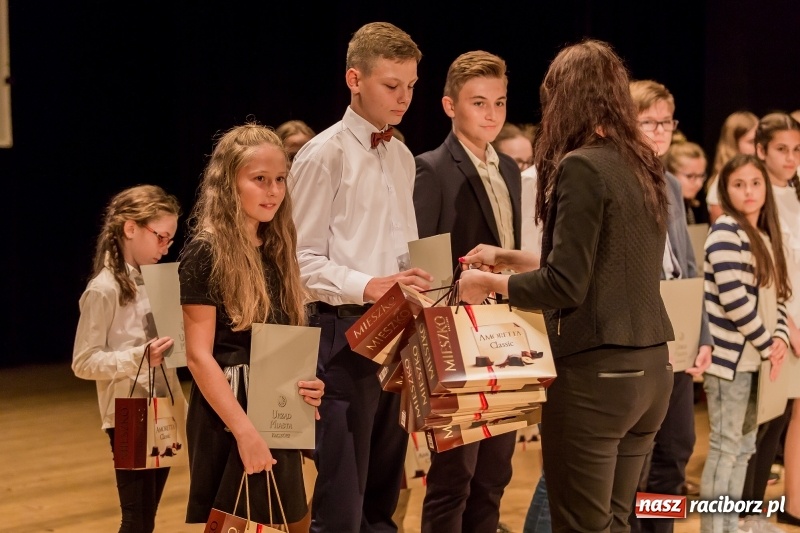 Zdjęcie w galerii na portalu naszraciborz.pl: Stypendia dla najlepszych uczniów raciborskich szkół rozdane  wiadomości z regionu