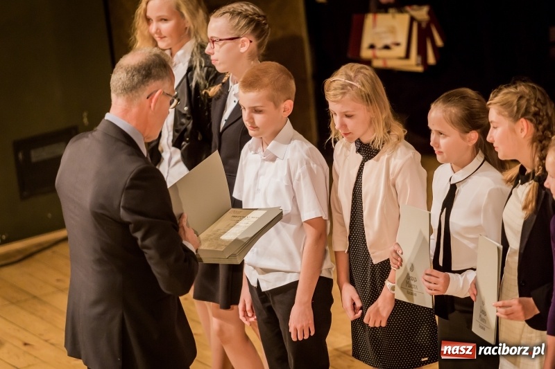 Zdjęcie w galerii na portalu naszraciborz.pl: Stypendia dla najlepszych uczniów raciborskich szkół rozdane  wiadomości z regionu