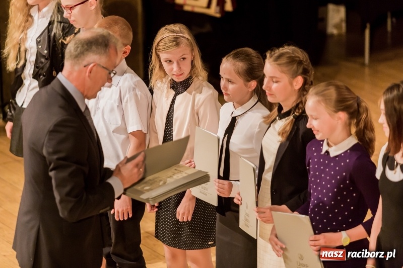 Zdjęcie w galerii na portalu naszraciborz.pl: Stypendia dla najlepszych uczniów raciborskich szkół rozdane  wiadomości z regionu