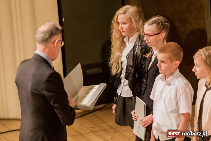 Zdjęcie w galerii na portalu naszraciborz.pl: Stypendia dla najlepszych uczniów raciborskich szkół rozdane  wiadomości z regionu