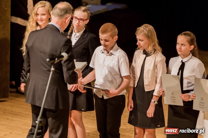 Zdjęcie w galerii na portalu naszraciborz.pl: Stypendia dla najlepszych uczniów raciborskich szkół rozdane  wiadomości z regionu
