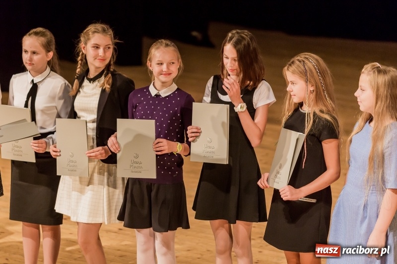 Zdjęcie w galerii na portalu naszraciborz.pl: Stypendia dla najlepszych uczniów raciborskich szkół rozdane  wiadomości z regionu