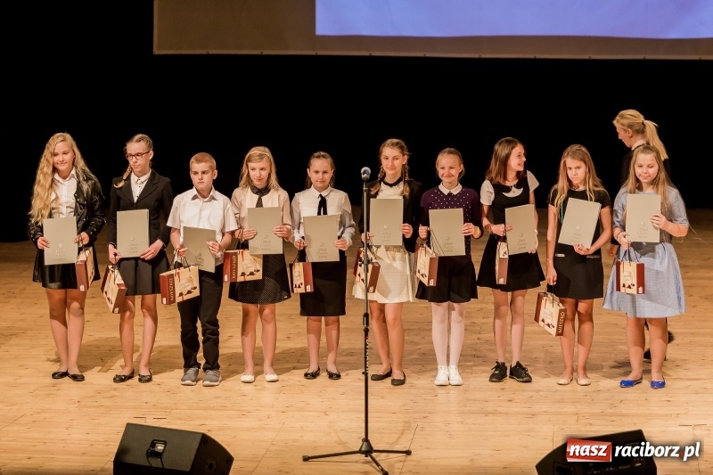 Zdjęcie w galerii na portalu naszraciborz.pl: Stypendia dla najlepszych uczniów raciborskich szkół rozdane  wiadomości z regionu