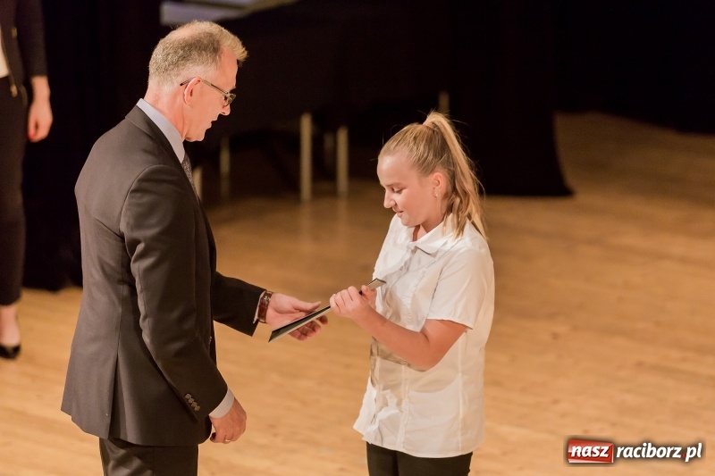 Zdjęcie w galerii na portalu naszraciborz.pl: Stypendia dla najlepszych uczniów raciborskich szkół rozdane  wiadomości z regionu