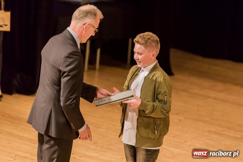 Zdjęcie w galerii na portalu naszraciborz.pl: Stypendia dla najlepszych uczniów raciborskich szkół rozdane  wiadomości z regionu