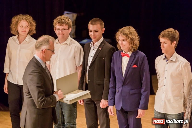 Zdjęcie w galerii na portalu naszraciborz.pl: Stypendia dla najlepszych uczniów raciborskich szkół rozdane  wiadomości z regionu
