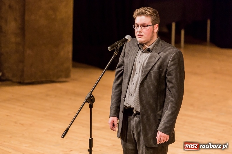 Zdjęcie w galerii na portalu naszraciborz.pl: Stypendia dla najlepszych uczniów raciborskich szkół rozdane  wiadomości z regionu