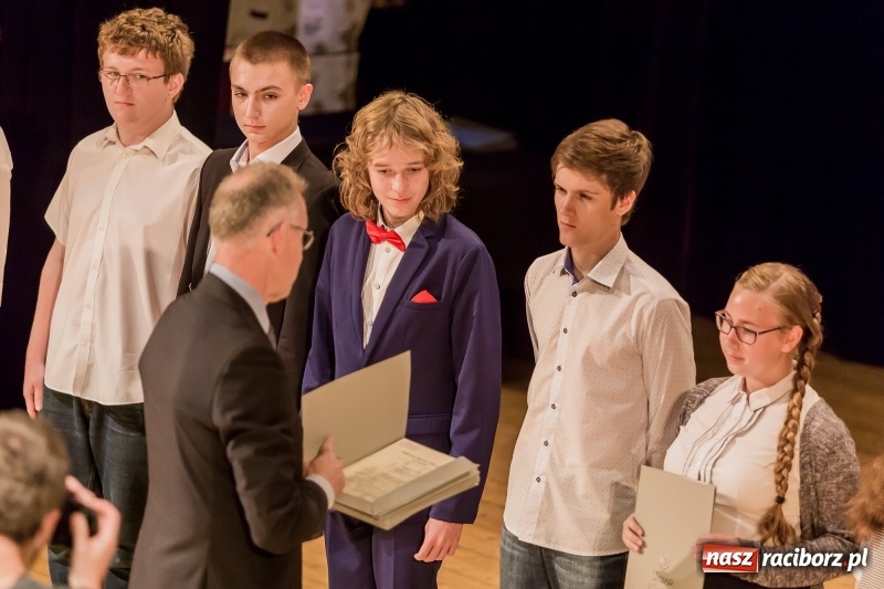 Zdjęcie w galerii na portalu naszraciborz.pl: Stypendia dla najlepszych uczniów raciborskich szkół rozdane  wiadomości z regionu