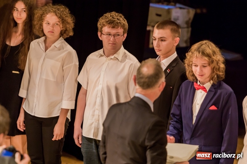 Zdjęcie w galerii na portalu naszraciborz.pl: Stypendia dla najlepszych uczniów raciborskich szkół rozdane  wiadomości z regionu