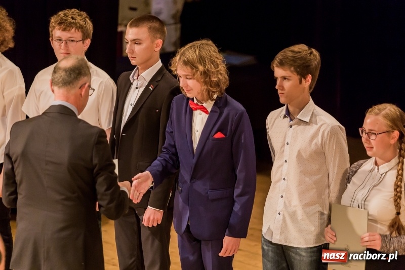 Zdjęcie w galerii na portalu naszraciborz.pl: Stypendia dla najlepszych uczniów raciborskich szkół rozdane  wiadomości z regionu