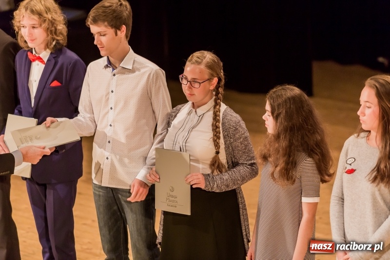Zdjęcie w galerii na portalu naszraciborz.pl: Stypendia dla najlepszych uczniów raciborskich szkół rozdane  wiadomości z regionu