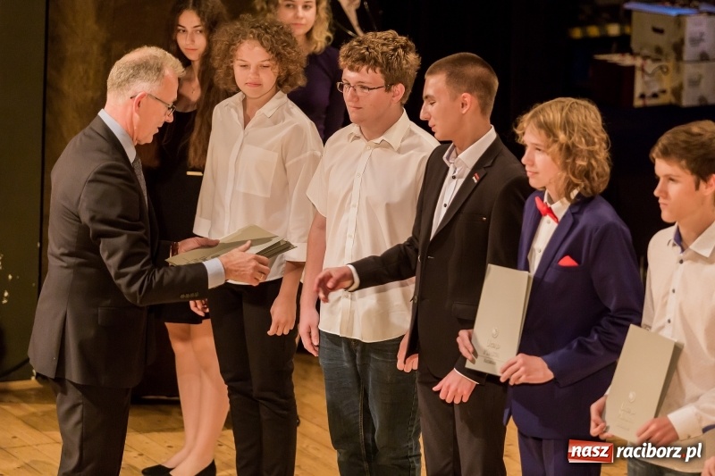 Zdjęcie w galerii na portalu naszraciborz.pl: Stypendia dla najlepszych uczniów raciborskich szkół rozdane  wiadomości z regionu